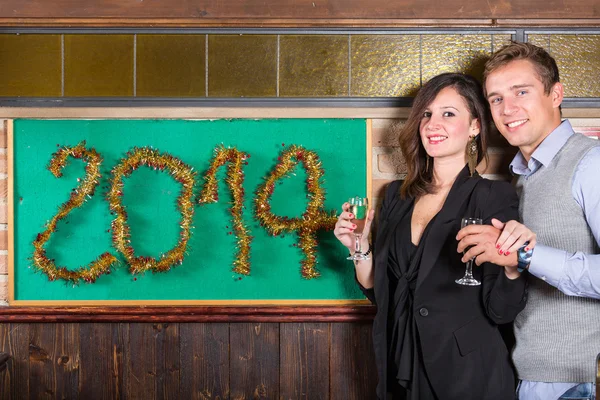 Jovem casal celebrando o ano novo — Fotografia de Stock