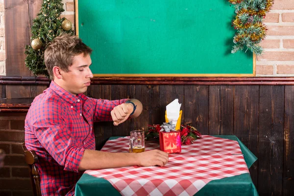 Eenzame man in restaurant wachten voor de vriendin — Stockfoto