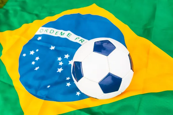 Bandera de Brasil y balón de fútbol —  Fotos de Stock