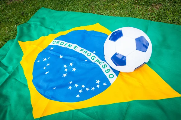 Bandera de Brasil y balón de fútbol — Foto de Stock