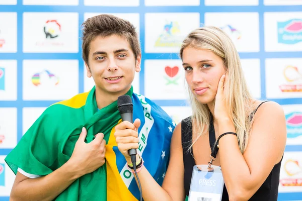 Giocatore di calcio brasiliano intervistato da un giornalista — Foto Stock