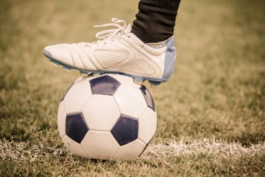 Futbol topu ve oyuncu ayak