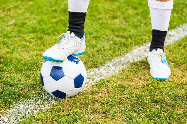 Bola de futebol e pé de jogador — Fotografia de Stock