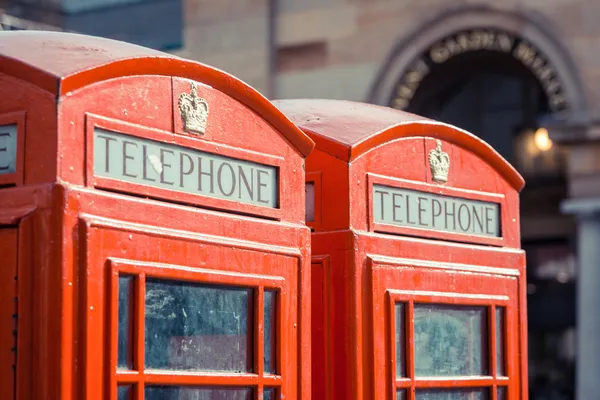 Röd telefonkiosk i london — Stockfoto