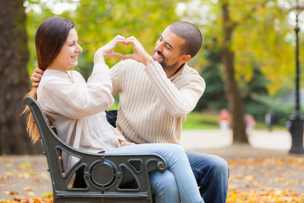 Casal encantador no Hyde Park em Londres — Fotografia de Stock