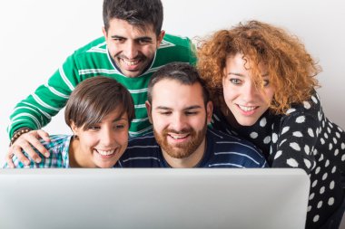 bilgisayar ile öğrenci grubu