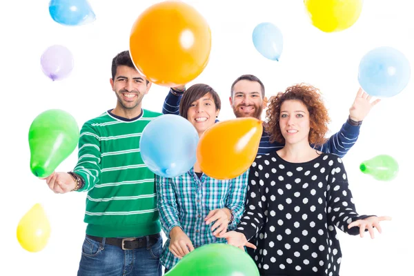 Amigos na festa brincando com balões coloridos — Fotografia de Stock