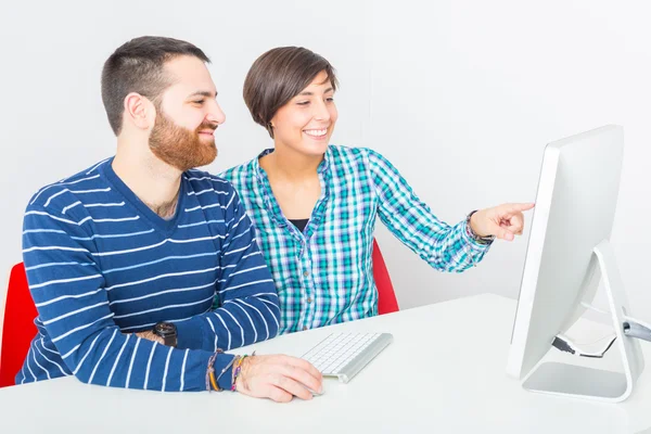 Casal jovem com computador — Fotografia de Stock