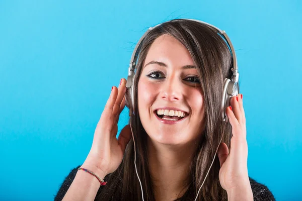 Mujer feliz escuchando música con auriculares — Foto de Stock