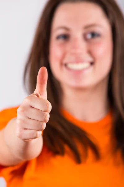 Радостная молодая женщина с большим пальцем — стоковое фото