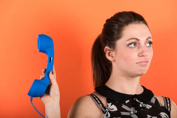 Jonge vrouw met telefoon ontvanger benadrukt — Stockfoto