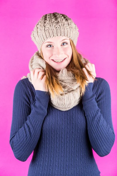 Leende vackra flicka med mössa och halsduk — Stockfoto