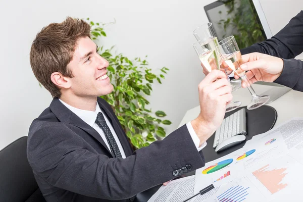 Brinde de equipe de negócios no escritório — Fotografia de Stock