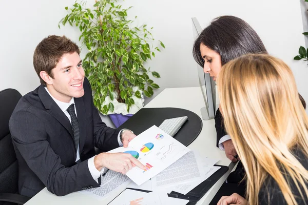 Business team che lavora in ufficio — Foto Stock