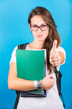 başparmak yukarıya ile kız öğrencinin portresi