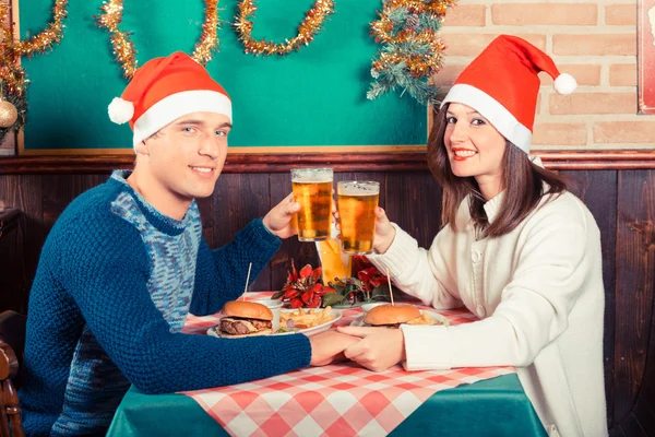 Jovem casal desfrutando de jantar de Natal — Fotografia de Stock