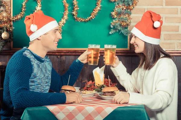 Pareja joven disfrutando de la cena de Navidad —  Fotos de Stock