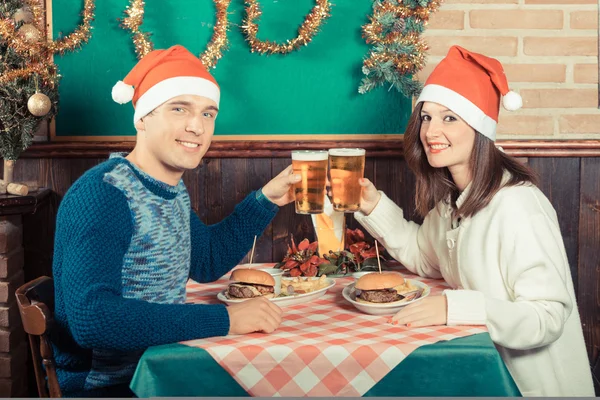 Pareja joven disfrutando de la cena de Navidad —  Fotos de Stock