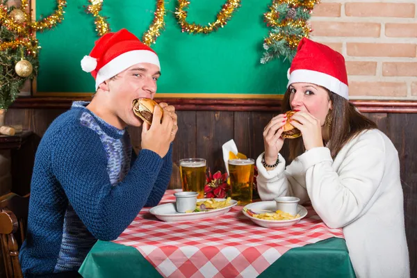 Fiatal pár, élvezve a karácsonyi vacsora — Stock Fotó