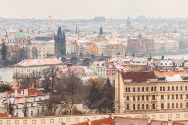 Charles Köprüsü ve Prag cityscape