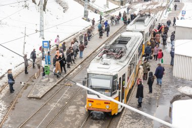 insanlar tramvay istasyonu