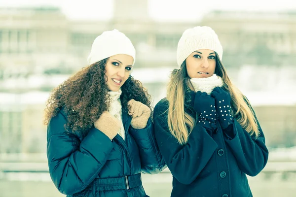 Twee vrouwen in Boedapest op winter — Stockfoto