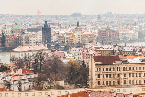 Charles bridge och Prag stadsbild — Stockfoto