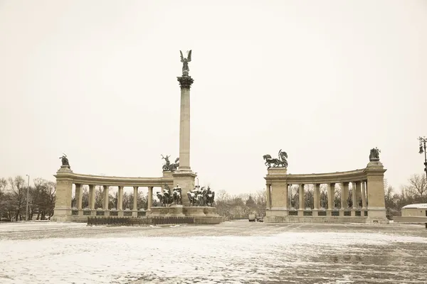 Hjältarnas torg i budapest med snö — Stockfoto