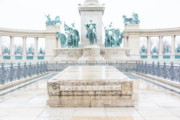 Heroes Square in Budapest with Snow — Stock Photo, Image