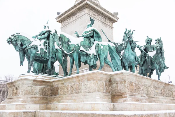 Plac bohaterów w Budapeszcie z śniegu — Zdjęcie stockowe