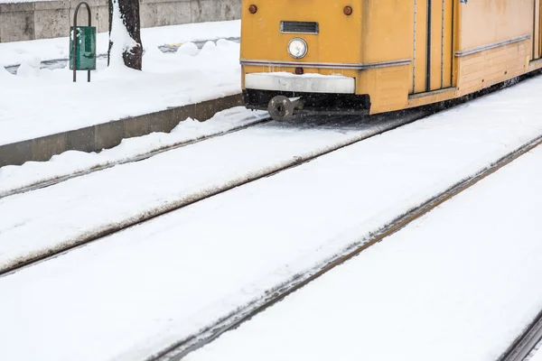 Tranvía cubierto de nieve en Budapest — Foto de Stock