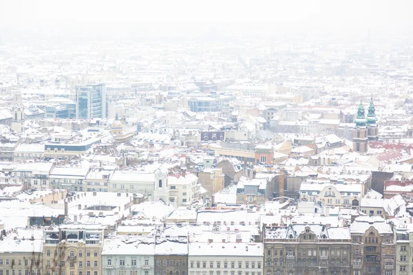Casas cobertas de neve em Budapeste — Fotografia de Stock