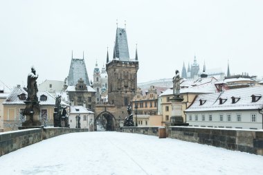 Prag'daki charles Köprüsü kar kaplı