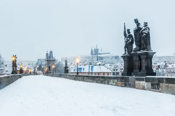 Pokryte śniegiem mostu Karola w Pradze — Zdjęcie stockowe