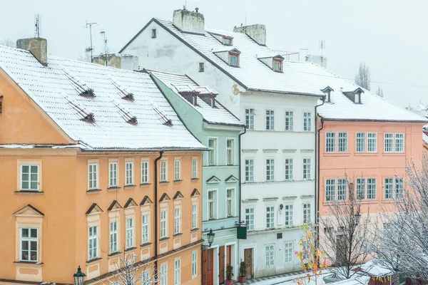 Casas cobertas de neve em Praga — Fotografia de Stock