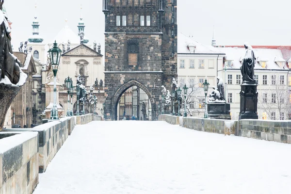 Zasněžené Karlův most v Praze — Stock fotografie