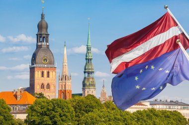 Letonya ve europena bayrakları ile riga cityscape zemin üzerine