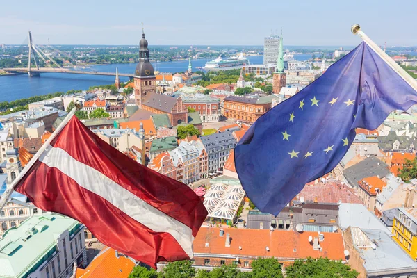 Флаги Латвии и Европы на фоне городского пейзажа Риги — стоковое фото