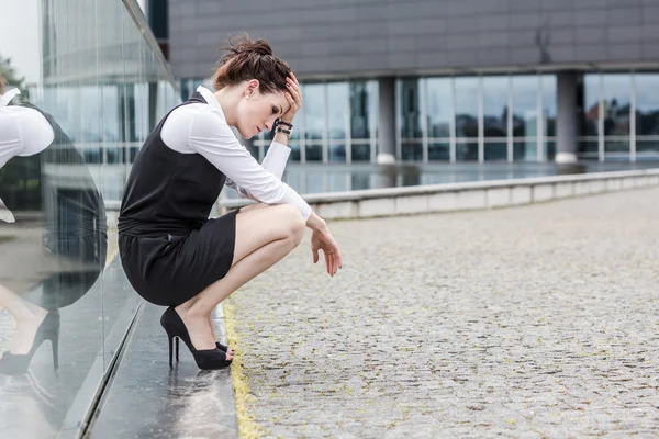 Müde oder depressive Geschäftsfrau draußen — Stockfoto