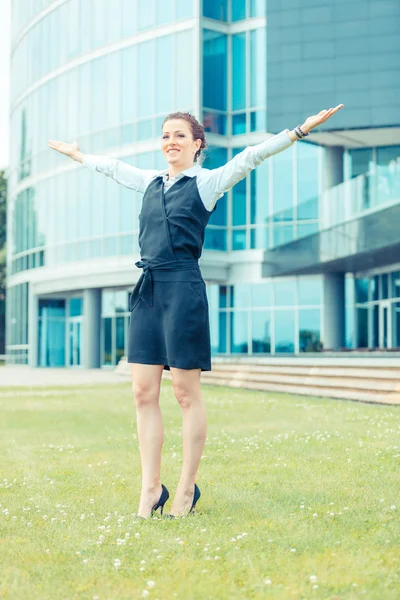 Donna d'affari di successo di fronte agli edifici per uffici — Foto Stock