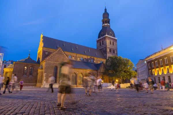 Rigas Doms, Catedral de la ciudad de Riga y plaza principal abarrotada —  Fotos de Stock