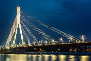 gece modern Köprüsü-Riga