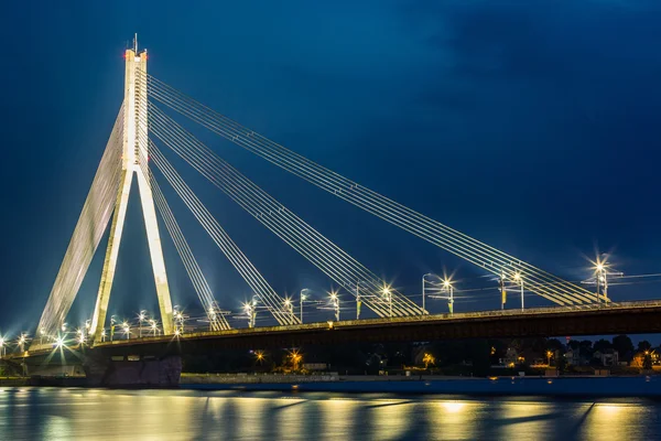 Moderne brug in riga bij nacht — Stockfoto