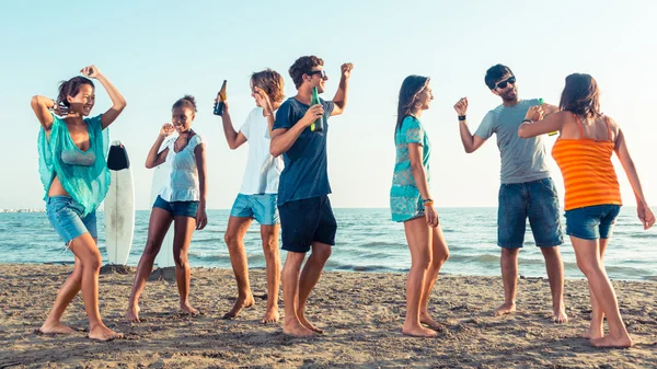 群的朋友开派对在沙滩上 — 图库照片