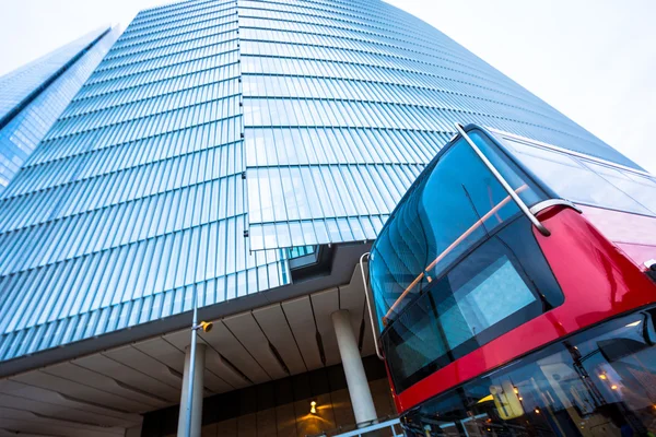 Modernes Gebäude und roter Doppelstock in London — Stockfoto