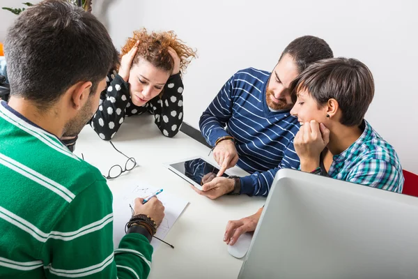 Gruppo di amici Studiare — Foto Stock