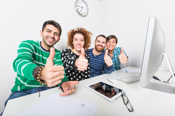 Gelukkig groep vrienden studeren — Stockfoto