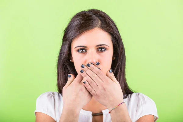 Frau bedeckt ihren Mund mit Händen — Stockfoto