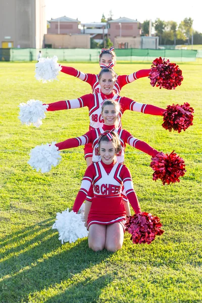 Gruppo delle cheerleader sul campo — Foto Stock