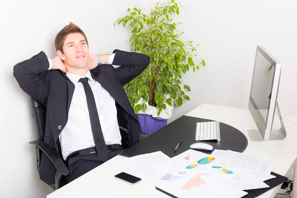 Empresario relajándose en la oficina — Foto de Stock